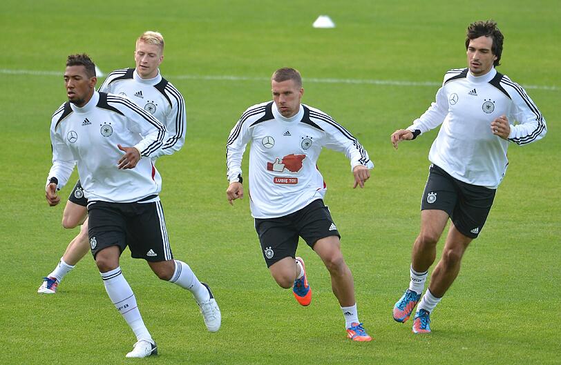 "Dankeschön, Polen" und "Gefällt mir" auf Polnisch - mit 11.000 Fans gerät das erste DFB-Training in Polen zum herzlichen Willkommensfest - und zur Geburtstagsparty für Lukas Podolski.