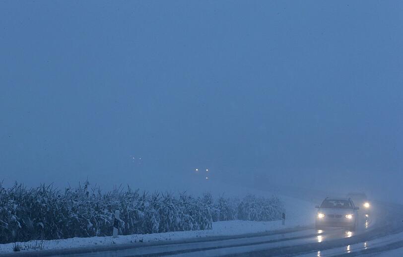 Auch auf den Straßen herrschen winterliche Fahrbedingungen.