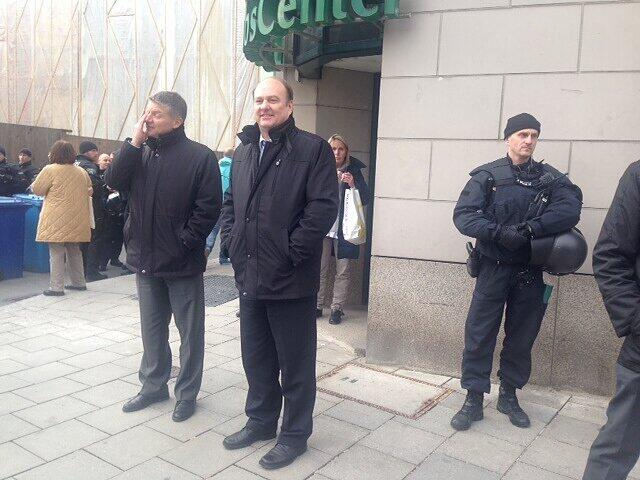 Polizeipräsident Hubertus Andrä (Mitte) am Rande des Demonstrationszuges.