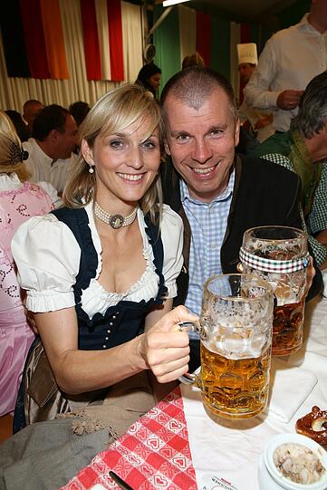Peter Mey (Leiter der BMW-Niederlassung München) mit Freundin Sandy von Pomp im Armbrustschützenzelt.