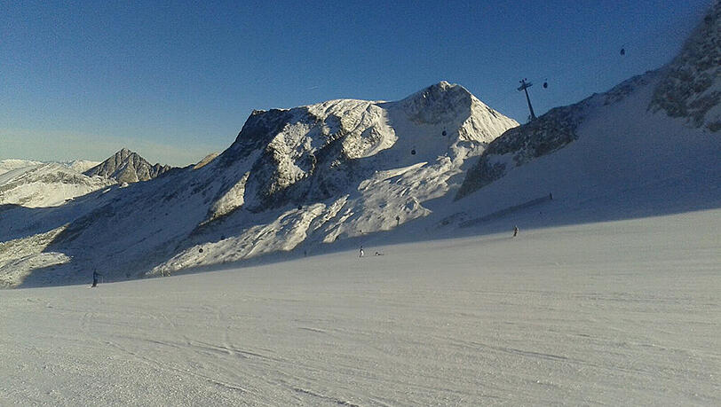 So sieht es aktuell am Hintertuxer Gletscher aus. Nach dem bisher mauen Winter kann die Saison nun richtig losgehen. So sieht es aktuell am Hintertuxer Gletscher aus. Nach dem bisher mauen Winter kann die Saison nun richtig losgehen.
