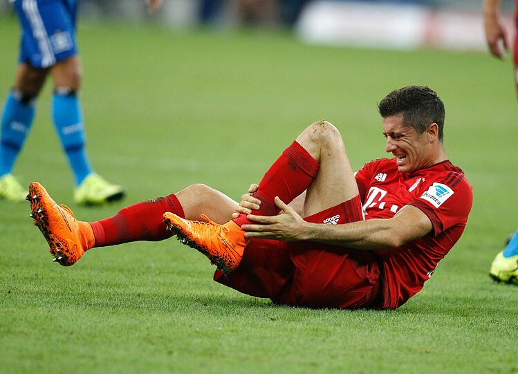Zwei Wochen, das war es. So lange fiel Lewandowski beim BVB mal wegen einer Prellung aus. Der Stürmer ist nicht ohne Grund fast verletzungsfrei. Guardiola nannte ihn den "professionellsten Spieler, den ich je getroffen habe." Dafür, dass der 27-Jährige immer wieder hart attackiert wird, musste der FC Bayern bisher kaum auf ihn verzichten. In Guardiola-Sprache: Top, top, top!