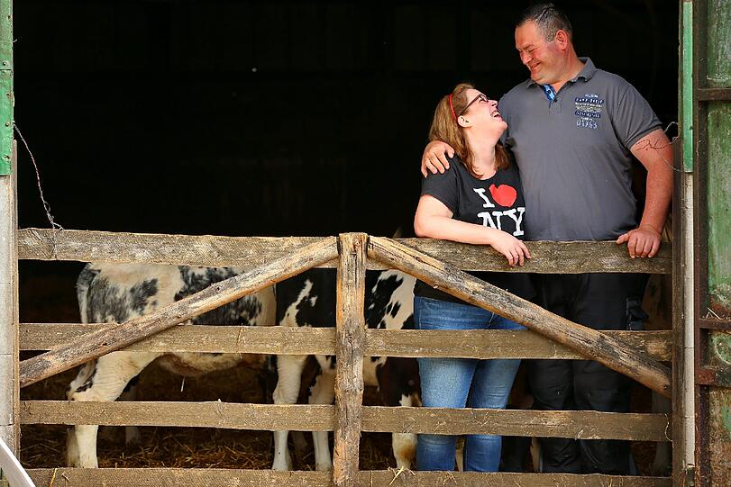 Torsten (40), der starke Kuhbauer, tauschte nach seiner Entscheidung bereits auf dem Scheunenfest mit seiner Auserwählten Sandra (42) heiße Küsse. Jetzt ist sie zum näheren Kennenlernen für ein Woche auf seinem Hof zu Besuch.