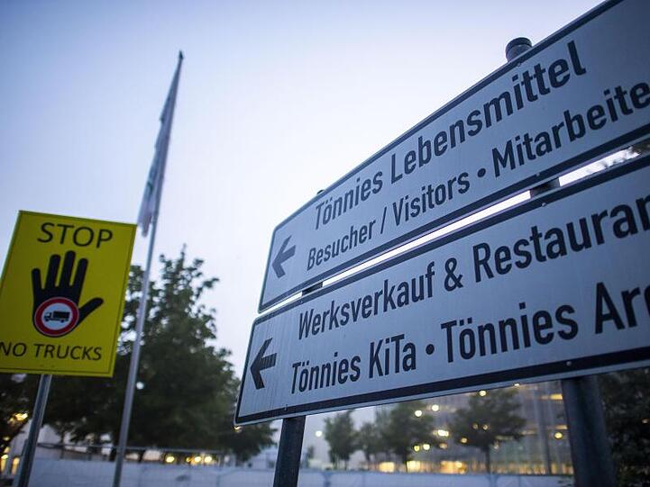 Schilder weisen den Weg zum Hauptgebäude, zu Werksverkauf, Kita und Tönnies Arena auf dem Gelände des Fleischwerks Tönnies.