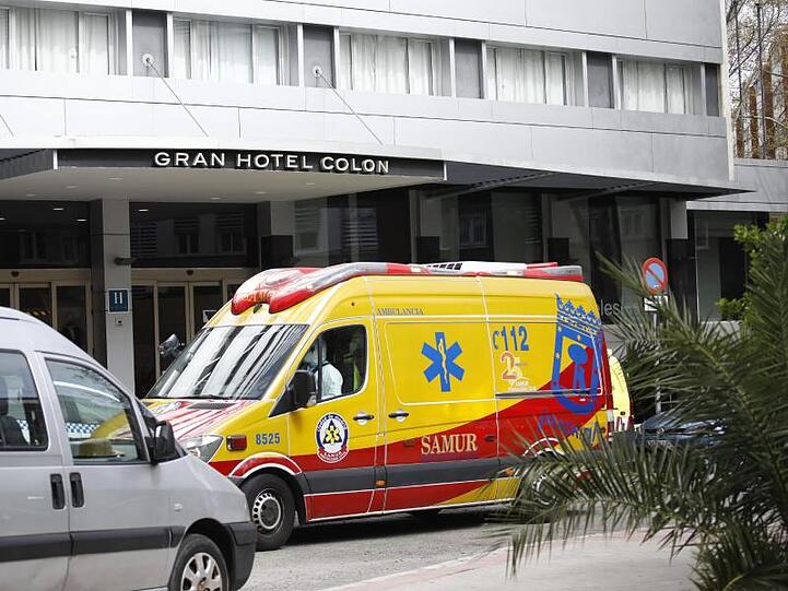 Ein Krankenwagen vor dem Hotel Colon in Madrid. Die besonders stark von der Krise betroffene spanische Hauptstadt nutzt im Kampf gegen das Virus nun auch Hotels.