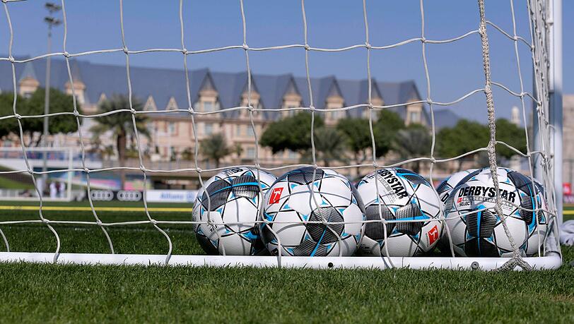 Die Frauenmannschaft des FC Bayern fährt nun doch nicht zum Wintertrainingslager nach Katar. (Symbolbild)