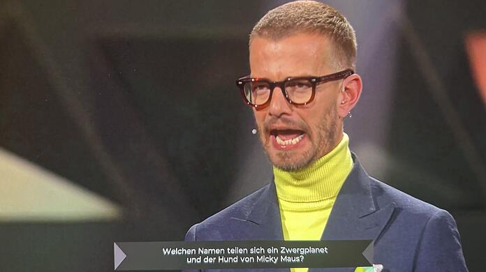 Joko Winterscheidt muss den Promis bei "Wer stiehlt mir die Show?" eine lautstarke Ansage machen.