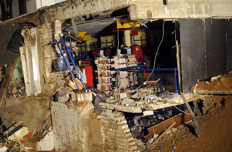 Wegen der Fünf-Zentner-Bombe mit Säurezünder aus dem Zweiten
Weltkrieg waren knapp 8000 Menschen seit Montagnachmittag in
Sicherheit gebracht worden. Rund 900 Rettungskräfte waren im Einsatz.
Verletzt wurde niemand.