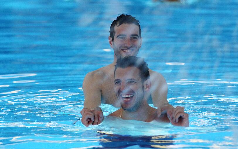 Die Sechzger plantschen in Belek im Pool.