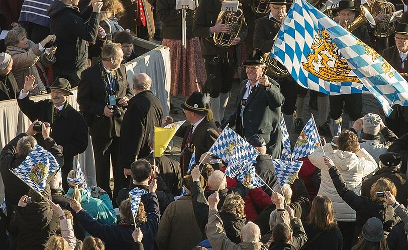 Eine bayerische Trachtengruppe wartet vor dem Petersdom auf den Beginn der letzten Generalaudienz.