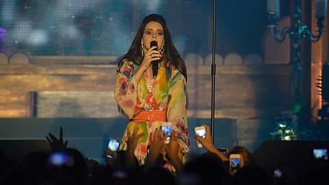 Retro-Pop und digitale Erinnerungen: Kleinere Zuschauer haben im ausverkauften Zenith große Mühe, Lana Del Rey überhaupt einmal zu sehen.