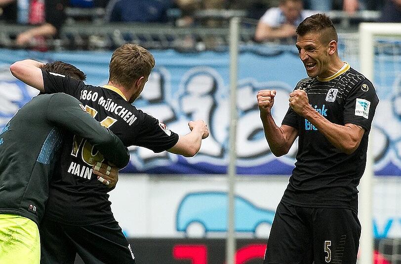 Die Löwen bejubeln im Ausweichtrikot den Heimsieg über den VfL Bochum.