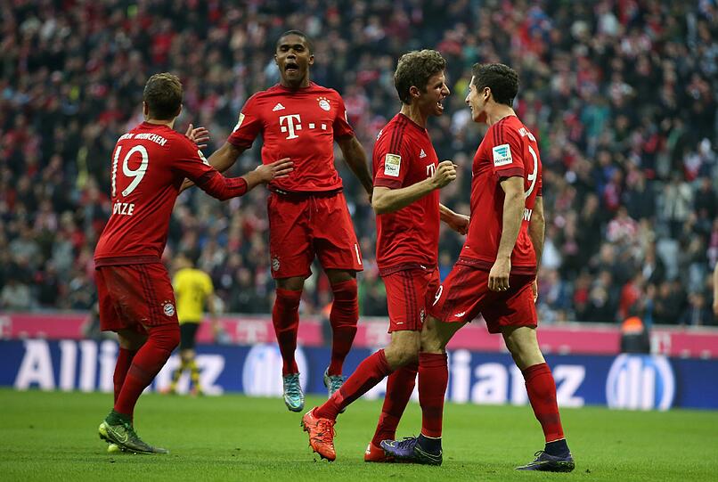 Keine Chance für den BVB im Oktober 2015: hier bejubeln Götze, Costa, Müller und Lewandowski eines der Tore beim 5:1-Sieg in der Bundesliga.