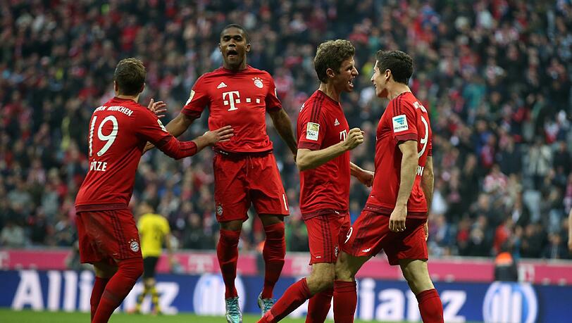 Keine Chance für den BVB im Oktober 2015: hier bejubeln Götze, Costa, Müller und Lewandowski eines der Tore beim 5:1-Sieg in der Bundesliga. Keine Chance für den BVB im Oktober 2015: hier bejubeln Götze, Costa, Müller und Lewandowski eines der Tore beim 5:1-Sieg in der Bundesliga.