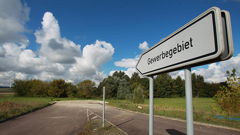 Ein Hinweisschild mit der Aufschrift "Gewerbegebiet", aufgenommen am 30.09.2010 vor einer unbebauten Sackgasse in Ebendorf im Bördekreis.