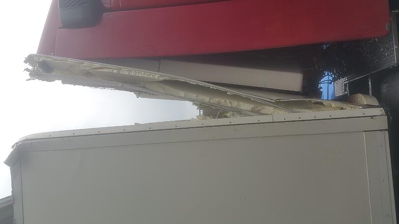 Der Lkw schrammte mit dem Dach gegen die Decke der Unterführung in der Rosenheimer Straße. Die Bilder.