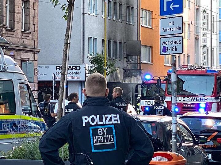 Einsatzkräfte der Polizei und Feuerwehr stehen nach Löscharbeiten vor dem beschädigten Haus. Foto: Friedrich/vifogra/dpa/Archivbild