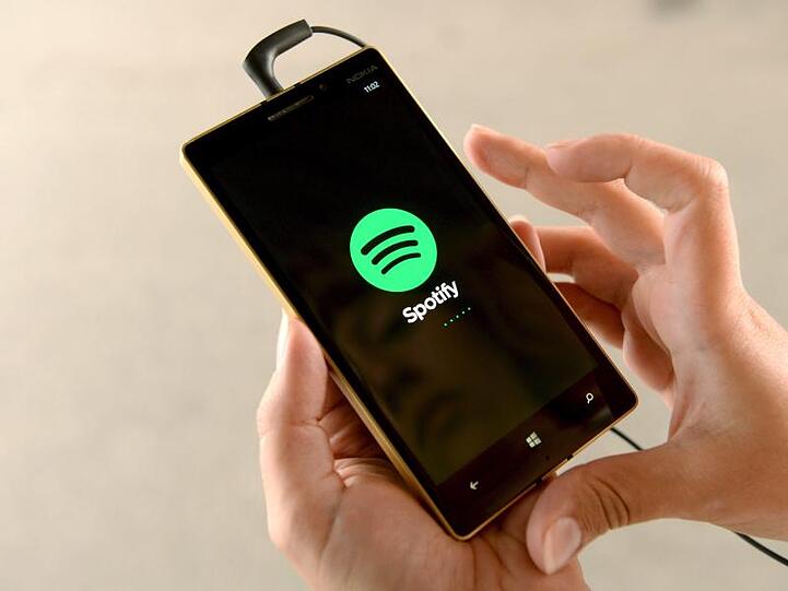 Spotify hatte zum Quartalsende 100 Millionen Abo-Kunden und zusammen mit der Gratis-Version insgesamt 217 Millionen monatlich aktive Nutzer.