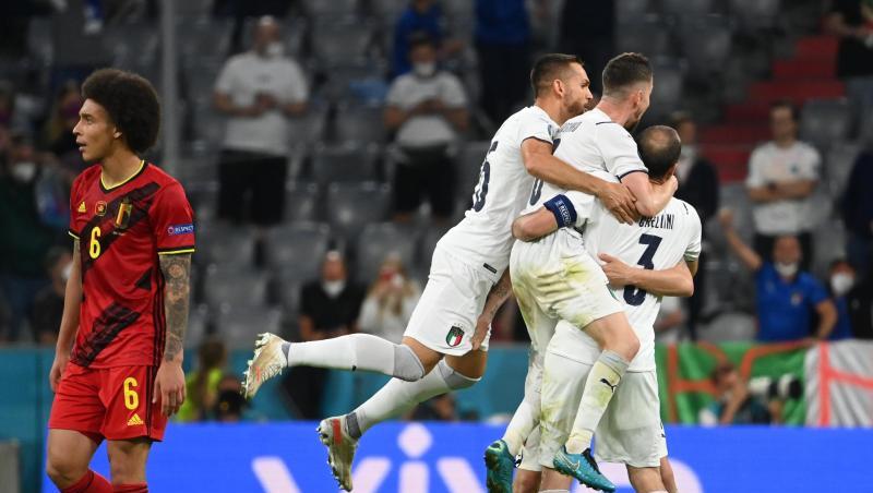 Während Italiens Spieler in München den Halbfinal-Einzug feiern, schaut Belgiens Axel Witsel (l) enttäuscht drein.