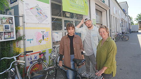 Künstlerin Karen Felgueres (v.l.), Sozialpädagoge Lukas Linner und Kristin Weber von der Imal-Leitung vor den Projekträumen.