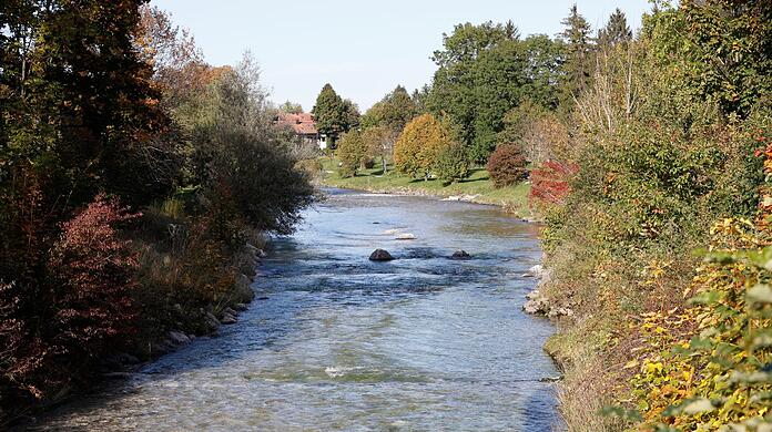 Blick auf den Fluss Prien unterhalb des Schlosses Aschau.