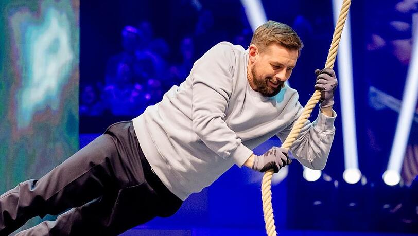 Klaas Heufer-Umlauf mit akrobatischer Einlage bei "Joko & Klaas gegen ProSieben".