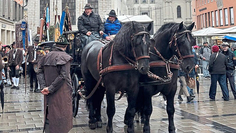 Auf geht’s zum Feiern in den trockenen Augustiner Keller. In der Kutsche rollen OB Dieter Reiter und Andy Gaßner, Chef der Innung, vorneweg. Foto: Nina Job Auf geht’s zum Feiern in den trockenen Augustiner Keller. In der Kutsche rollen OB Dieter Reiter und Andy Gaßner, Chef der Innung, vorneweg. Foto: Nina Job