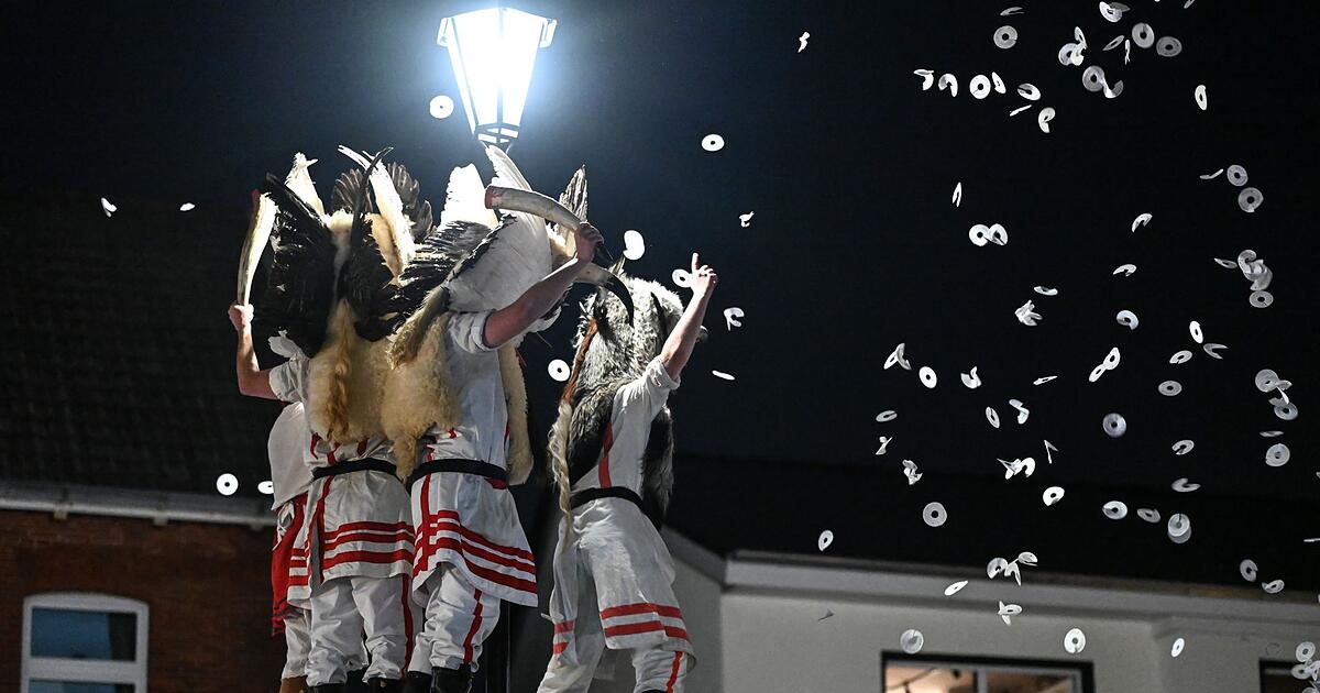 Friedliches-Klaasohm-Fest-auf-Borkum-ohne-Kuhhorn-Schlagen