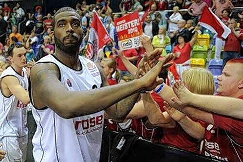 Auf geht&rsquo;s zum letzten Gefecht: Die Bamberger um Center Elton Brown können auf die Unterstützung der Fans zählen.