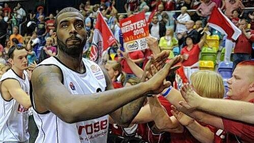 Auf geht&rsquo;s zum letzten Gefecht: Die Bamberger um Center Elton Brown können auf die Unterstützung der Fans zählen.