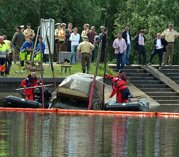 Hier zieht die Polizei das Wohnmobil des vermissten Ehepaares aus der Donau.