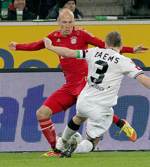 ARJEN ROBBEN: Ego-Aktionen kann man ihm diesmal nicht vorwerfen, suchte stets die Mitspieler. Leitete aber durch sein ausdauerndes Foul-Reklamieren unfreiwillig den Konter zum 0:2 ein. Nicht so schön. Note 4