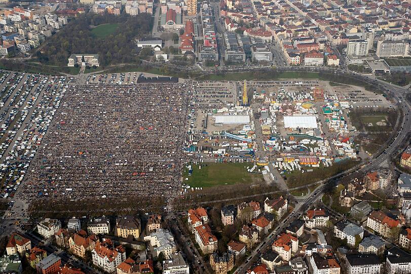 Per Zeppelin-Flug hat der AZ-Fotograf den Riesenflohmarkt von oben abgelichtet.
