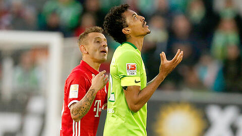 Bayern-Profi Rafinha (links) versucht den aufgebrachten Wolfsburger Luiz Gustavo zu beruhigen.