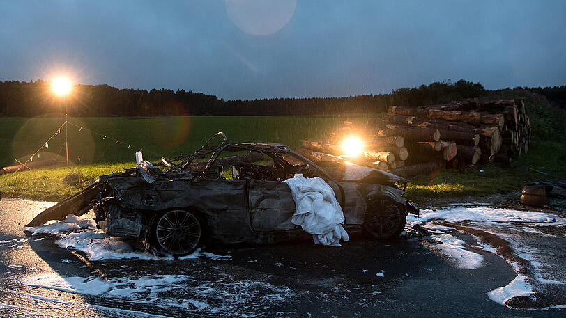 Der BMW-Fahrer krachte gegen den Baumstapel und war vermutlich sofort tot. Die Bilder vom Horror-Crash.