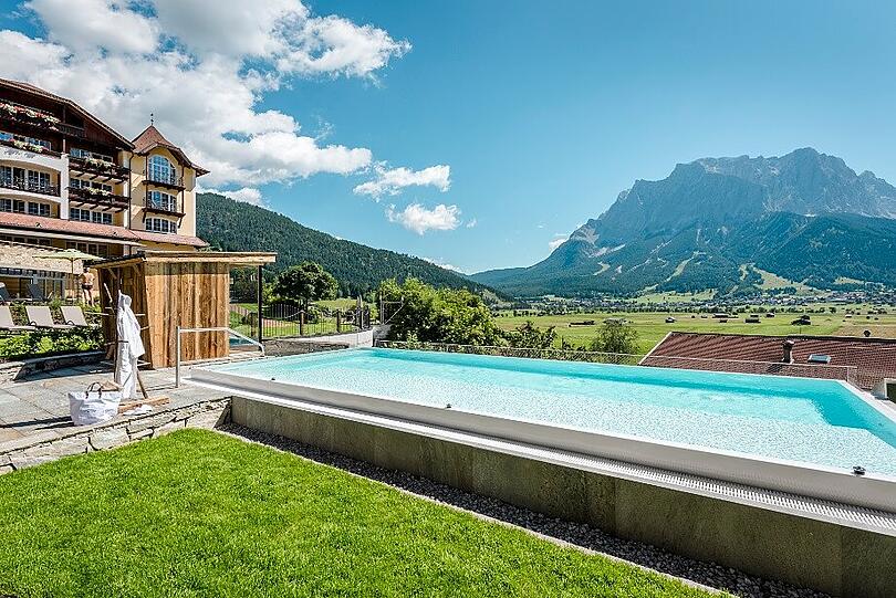 Direkt vor dem neuen Saunahaus befindet sich der Sole-Pool.