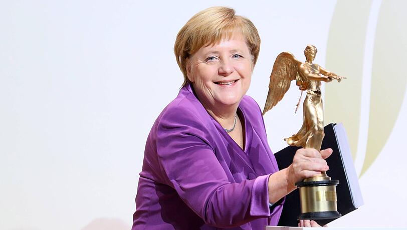 Für Lebenswerk ausgezeichnet: Merkel erhält Goldene Ehren-Victoria ...