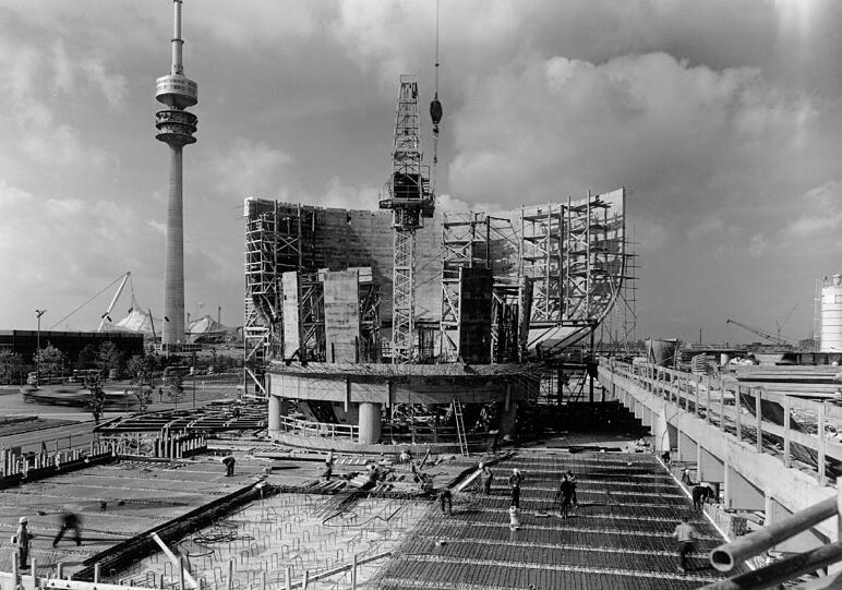 Sie wurde zusammen mit dem Hochhaus errichtet.