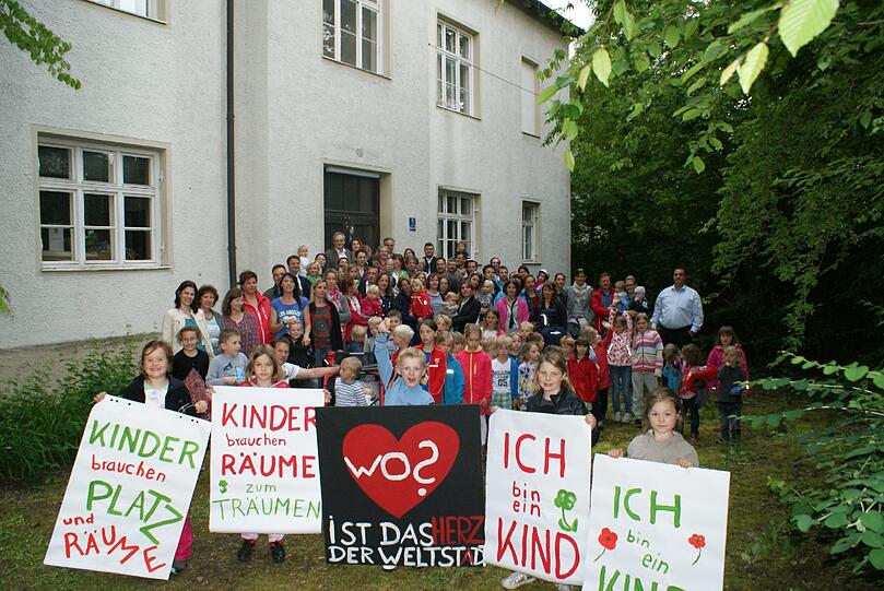 Eltern und Schüler vor dem alten Schulhaus am Schubinweg