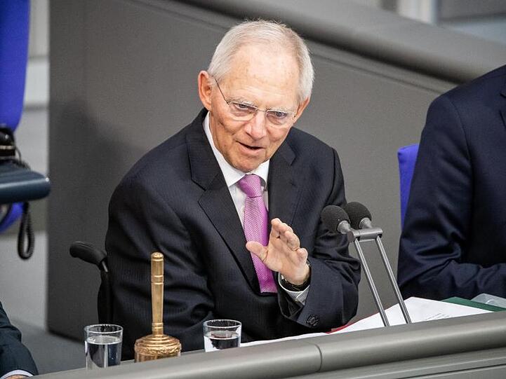 "Es wird immer nur Vizepräsident, wer in geheimer Wahl die Stimmen der Mehrheit der Mitglieder des Bundestages erhält. Und wenn ein vorgeschlagener Kandidat diese Mehrheit nicht bekommt, dann ist er nicht Vizepräsident. Da ist nichts Unklares dran", so Schäuble.