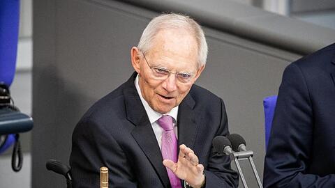 "Es wird immer nur Vizepräsident, wer in geheimer Wahl die Stimmen der Mehrheit der Mitglieder des Bundestages erhält. Und wenn ein vorgeschlagener Kandidat diese Mehrheit nicht bekommt, dann ist er nicht Vizepräsident. Da ist nichts Unklares dran", so Schäuble.