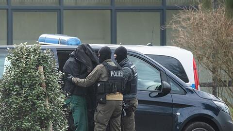Der Generalbundesanwalt war am Freitag mit Razzien gegen die Gruppe vorgegangen und hatte die anderen zwölf Mitglieder oder Unterstützer festnehmen lassen.