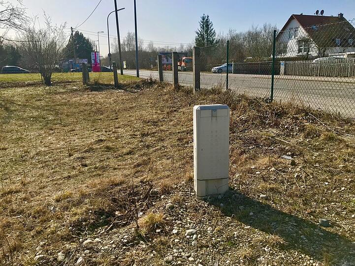Bis zu diesem Verteiler an der Straße sind es an die 30 Meter.