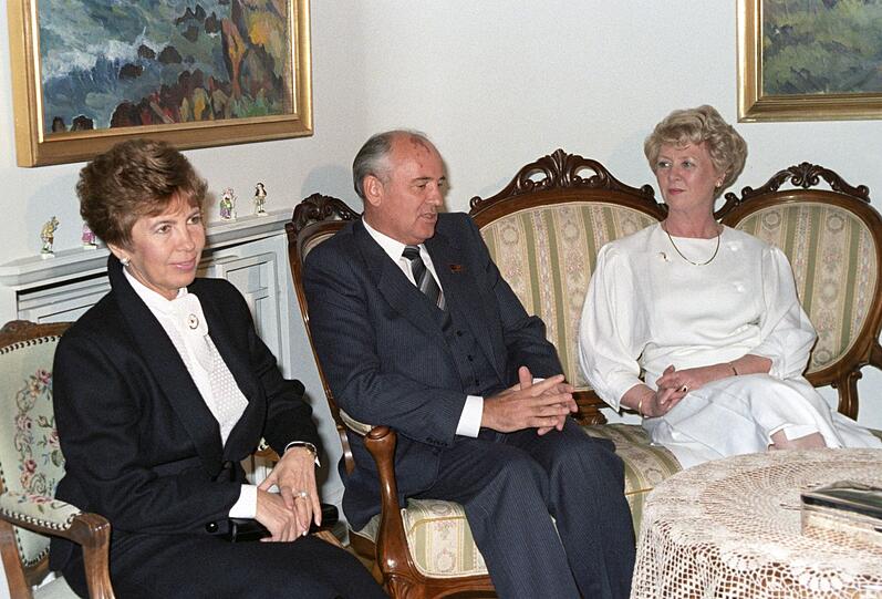 Der damalige sowjetische Parteichef Michail Gorbatschow und seine Gattin Raissa Gorbatschowa (l) bei einem Treffen mit der isländischen Präsidentin Vigdis Finnbogadottir im Höfdi-Haus im Oktober 1986.