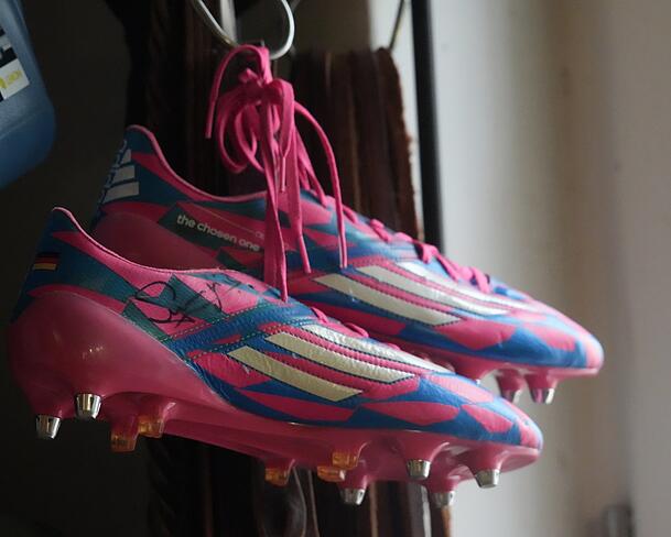 Schuhe von Basti Schweinsteiger beim Schuh Bertl in München. Schuhe von Basti Schweinsteiger beim Schuh Bertl in München.