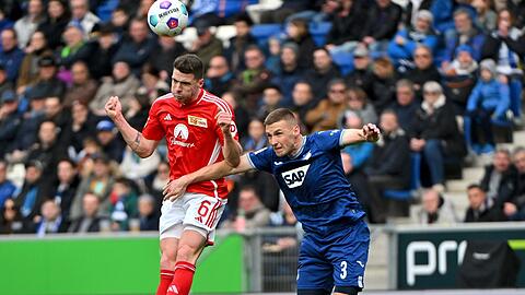 Unions Robin Gosens (l) kommt vor Hoffenheims Pavel Kaderábek an den Ball.