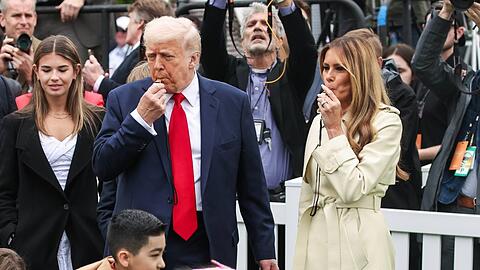 Und los: Donald und Melania Trump gaben mit Trillerpfeifen das Startsignal für das traditionelle Ostereierrollen - trotz der aktuellen Eier-Knappheit in den USA.