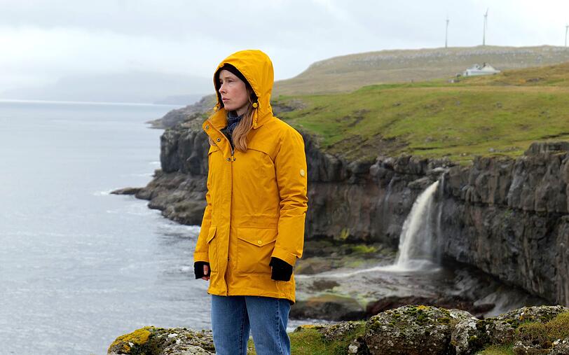 Johanna (Odine Johne) kehrt nach vielen Jahren in ihre alte Heimat, eine der Färöer-Inseln im wilden Nordatlantik, zurück. Kaum angekommen, gerät sie zwischen die Fronten internationaler Tierschutzaktivisten und der einheimischen Traditionalisten, die bis heute durchreisende Grindwale jagen. Johanna (Odine Johne) kehrt nach vielen Jahren in ihre alte Heimat, eine der Färöer-Inseln im wilden Nordatlantik, zurück. Kaum angekommen, gerät sie zwischen die Fronten internationaler Tierschutzaktivisten und der einheimischen Traditionalisten, die bis heute durchreisende Grindwale jagen.
