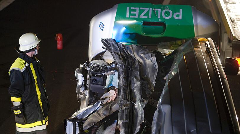 Für die beiden 23 und 25 Jahre alten Beamten kam jede Hilfe zu
spät. Eines der Unfallopfer saß am Steuer des Busses, der zweite
getötete Beamte hinter ihm. Eine 24-jährige Polizistin und ihr 25
Jahre alter Kollege wurden leicht verletzt.