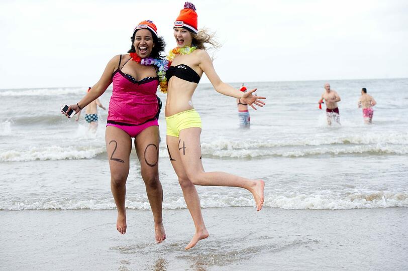 Im niederländischen Scheveningen, vor der Küste Den Haags, wagten sich diese jungen Damen am Neujahrstag ins Wasser.